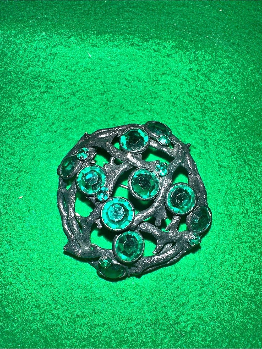 Vintage emerald striking rhinestone brooch